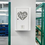 Szafka metalowa na Defibrylator AED zamykana na klucz  z naklejką  ML.B ( BIAŁA)
